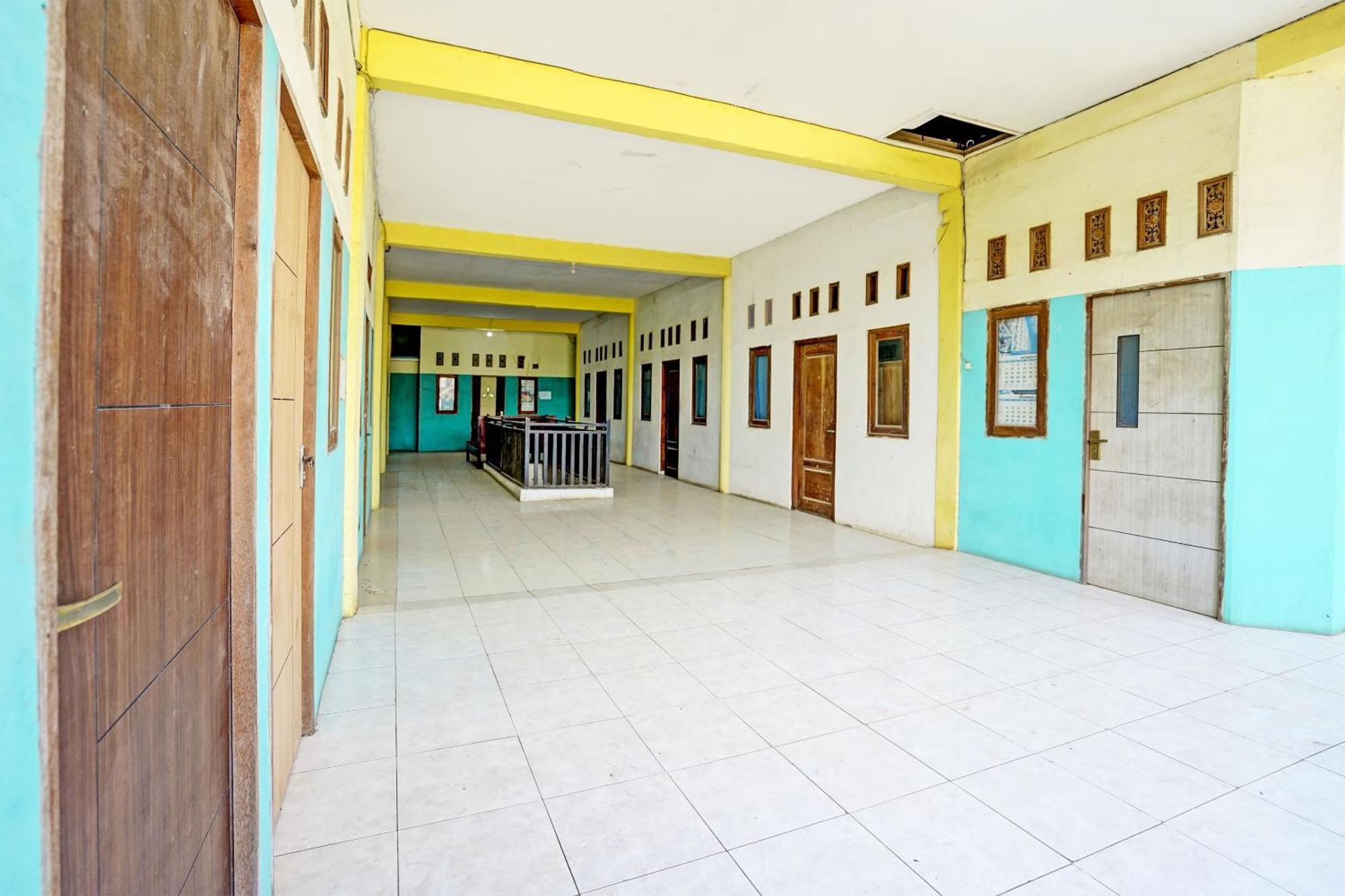 Oyo Life 93037 Nova Jaya Homestay Syariah Lamongan Экстерьер фото